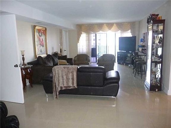 4th image of 18181 NE 31st Ct APT 1509