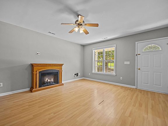 3rd image of 262 Highgate Cir