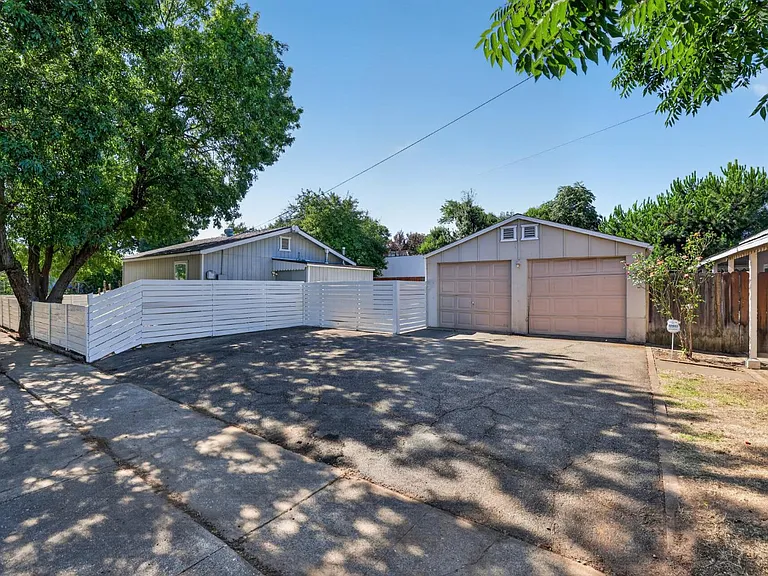 2297 Beaumont St — Photo 12