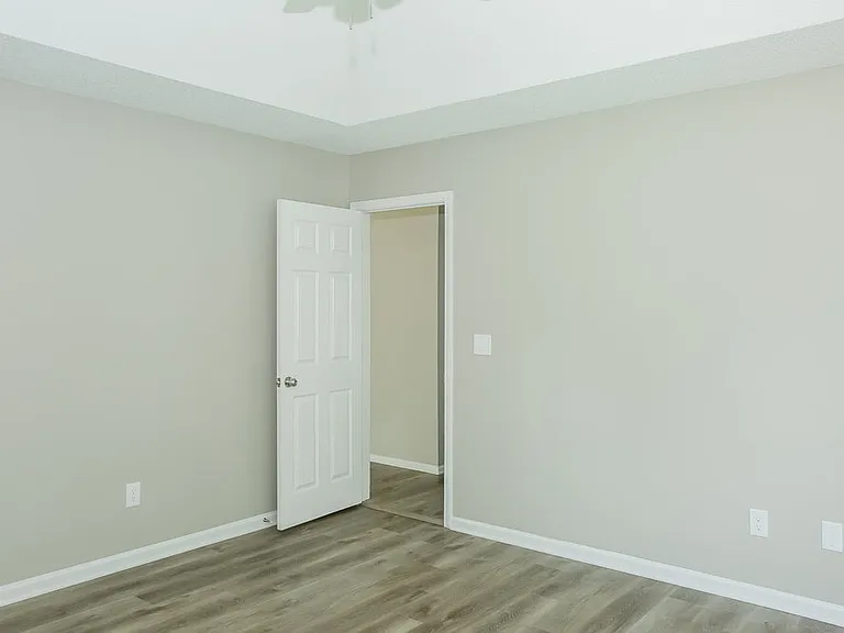 1004 Ayrshire Ln — Photo 11