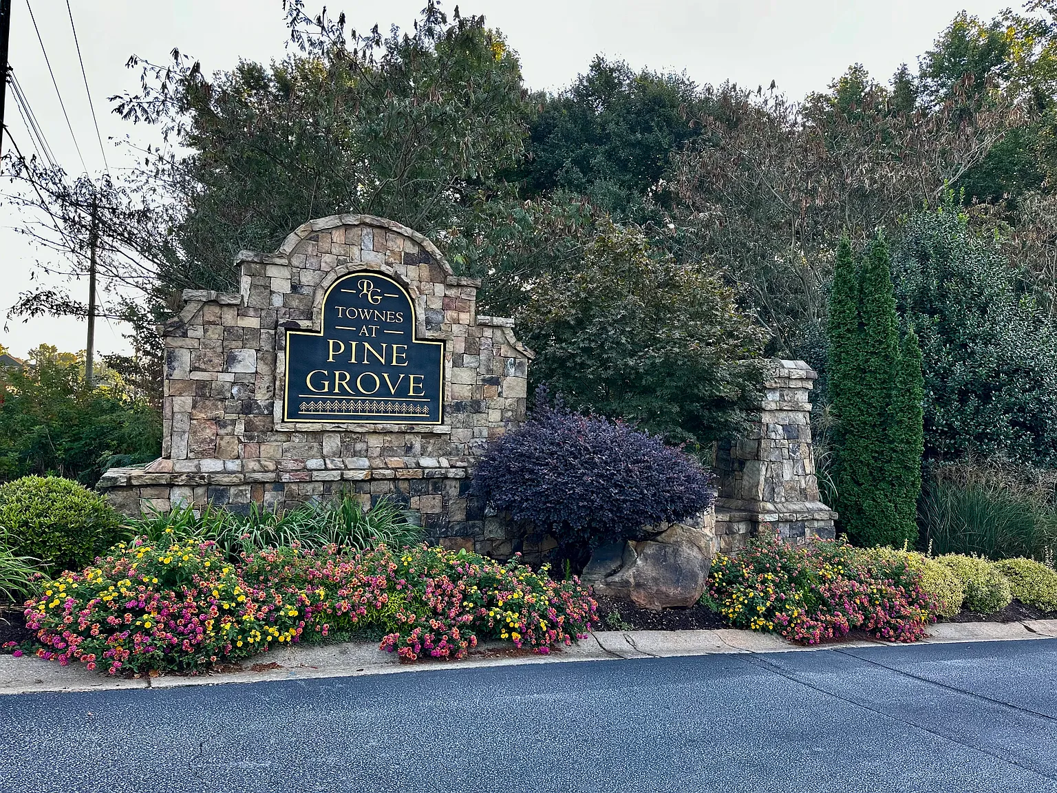 3 bed, 2.5 bath, 1934 sqft, $2,200 — Photo 2