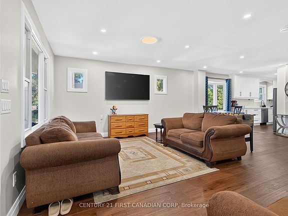 3rd image of 569 Cheapside St