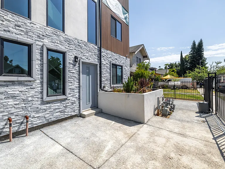 1181 Rolland Curtis Pl — Photo 19
