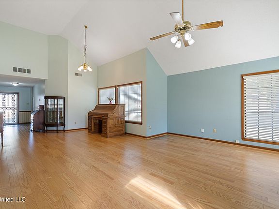 4th image of 361 Fairmont Pl
