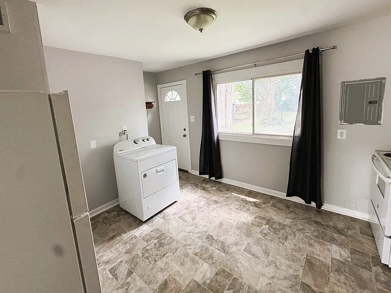 24644 Lauren Ave — Photo 5