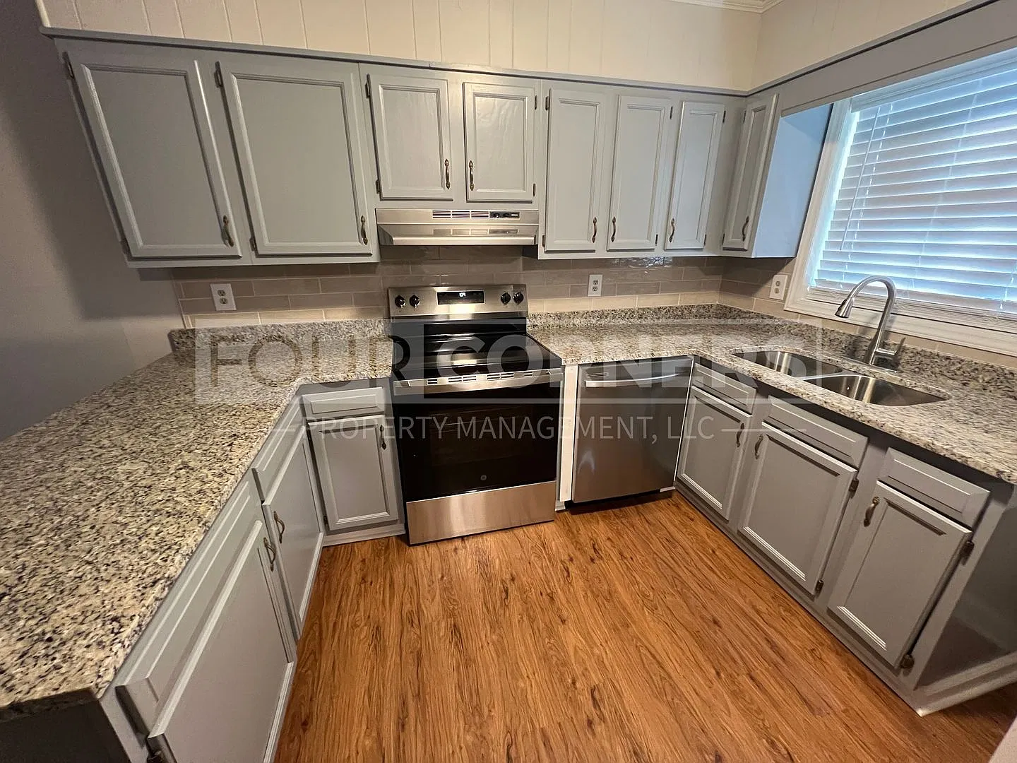 Renovated Spacious 2 Bedroom 1.5 Bath Townhome — Photo 3
