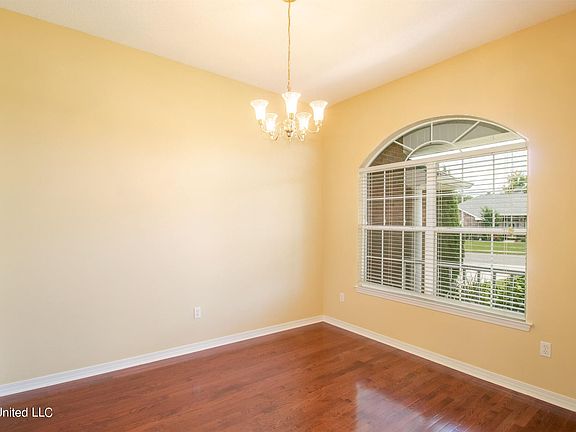 3rd image of 3086 Wayne Dr