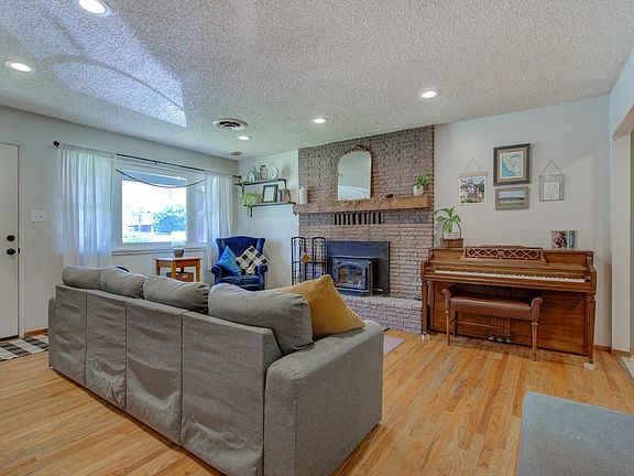 5th image of 411 Terrace St