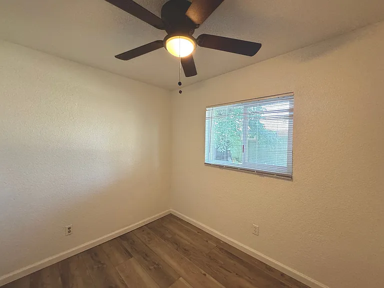 1129 Norton Ave — Photo 4
