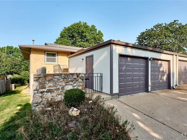 987 Barbizon Dr, Ballwin, MO 63021