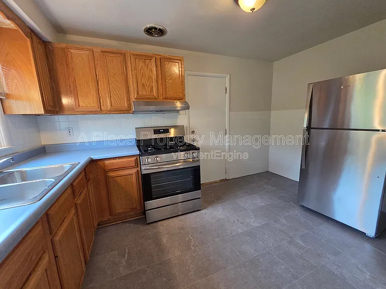 204 Hawkesbury Dr — Photo 5
