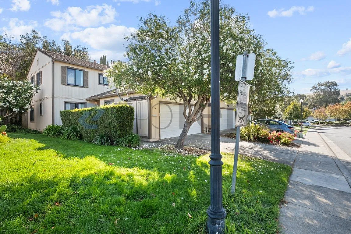 3 bed, 2.5 bath, 1596 sqft, $3,465 — Photo 2