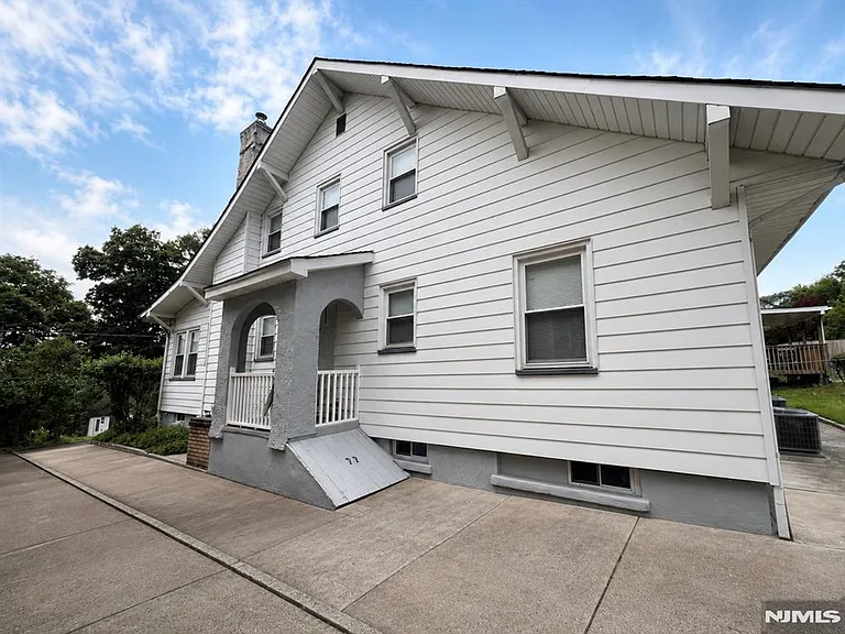 578 Hillside St — Photo 1