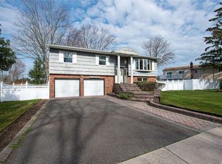 4 Evelyn Dr, Bethpage, NY 11714