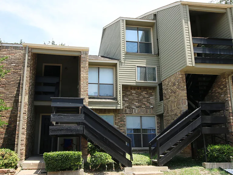 Preston Racquet Club Apartments — Photo 22