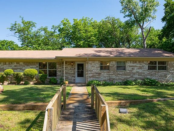 2nd image of 427 Oakwood Cir
