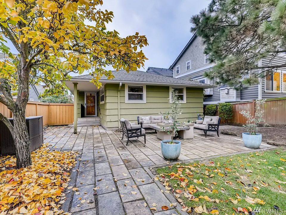 Private, fully fenced patio (furniture/firepit negotiable)