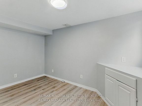 5th image of 290 Scholfield Ave S