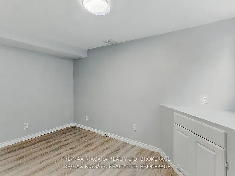 290 Scholfield Ave S #LOWER — Photo 5