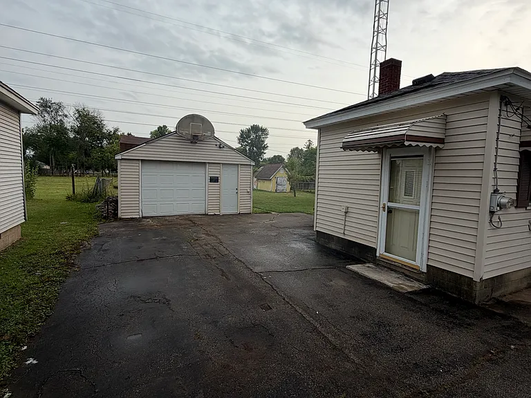 2735 Ohio St — Photo 2