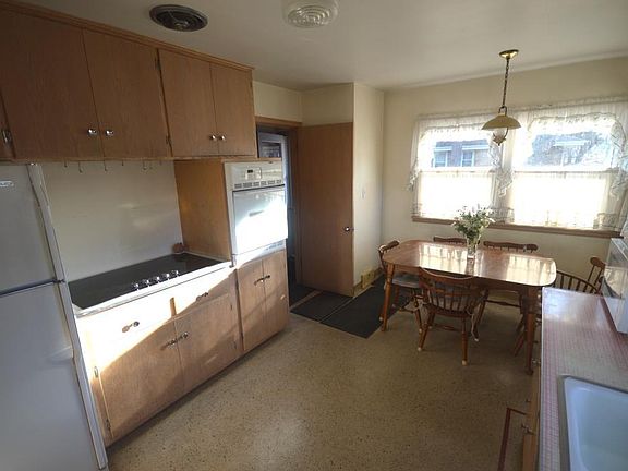 2nd image of 793 Grandview Ave W