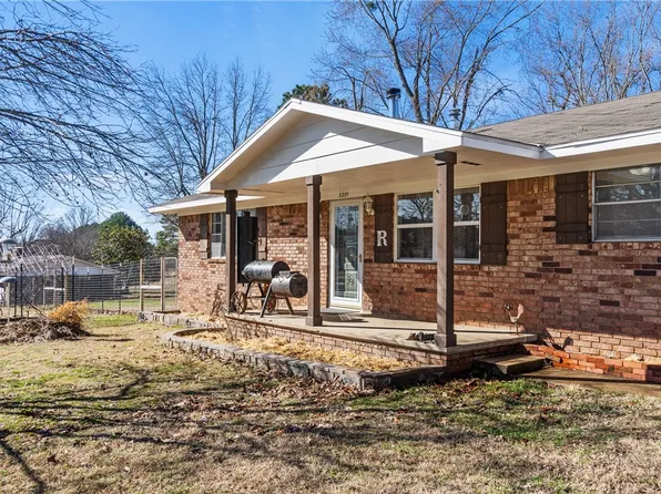 3201 N Sassafras Hill Rd, Fayetteville, AR 72703