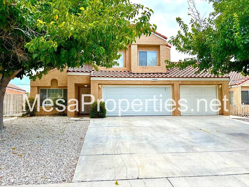 3 bed, 2.5 bath, 2052 sqft, $2,300 — Photo 1