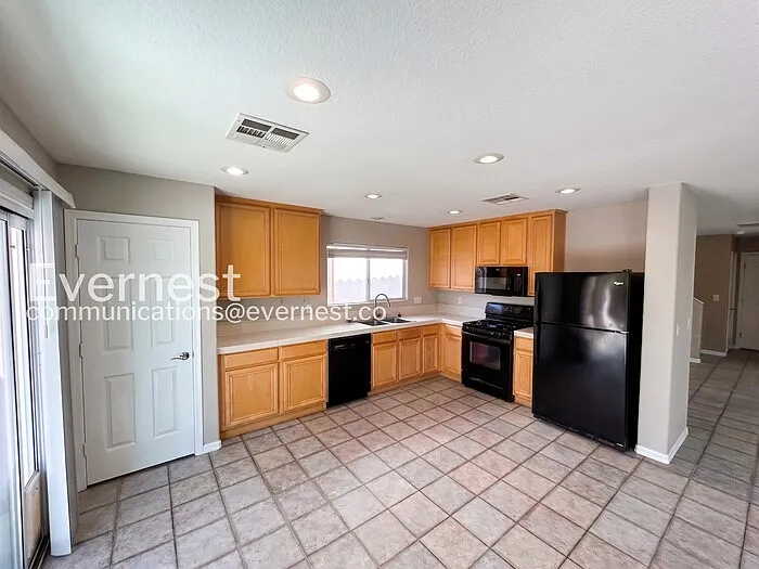 3 bed, 3.0 bath, 1723 sqft, $2,395 — Photo 4