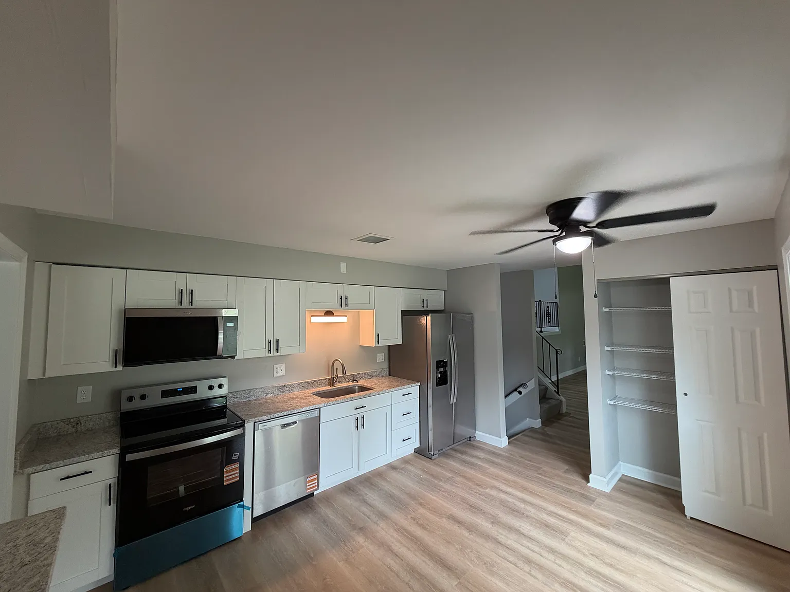 661 Ridgeway Dr — Photo 2