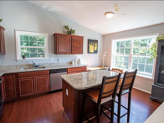 5th image of 740 Bennett Pl