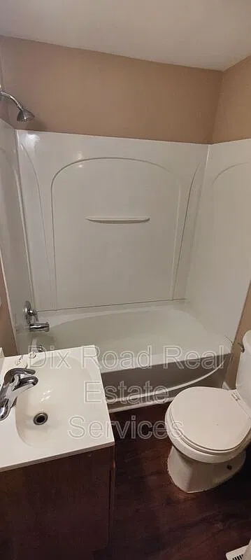 2 bed, 1.0 bath, 988 sqft, $1,050 — Photo 3