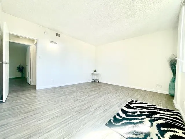 Occidental Towers Apartments — Photo 63