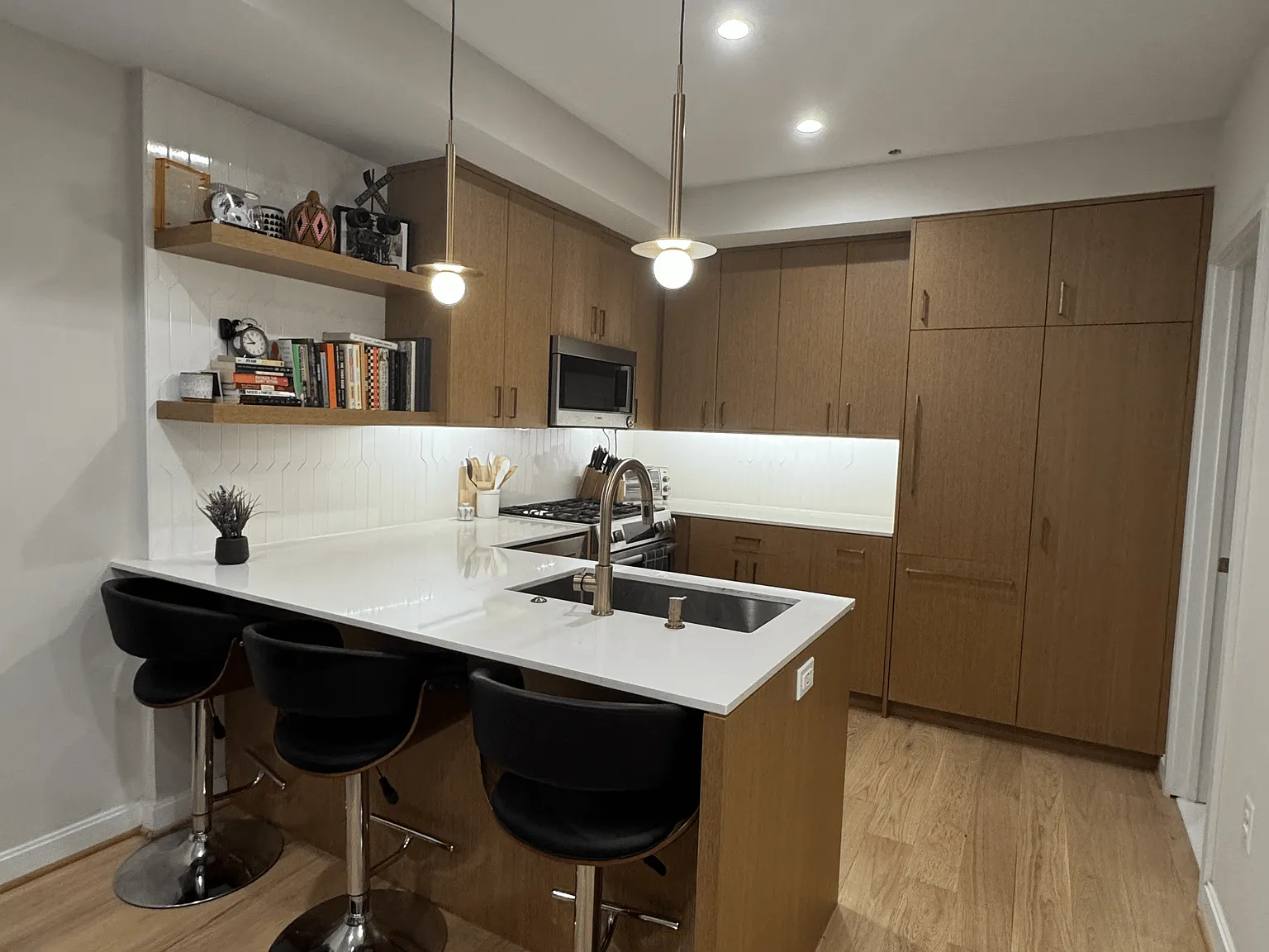 1 bed, 555 sqft, $3,299 — Photo 2