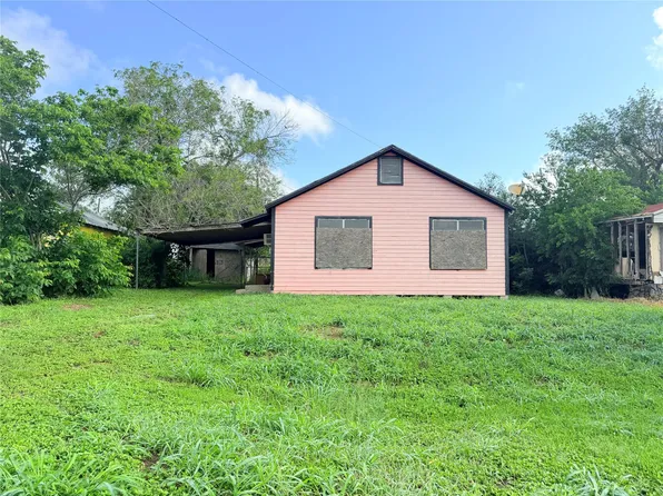 403 E Ward St, Refugio, TX 78377