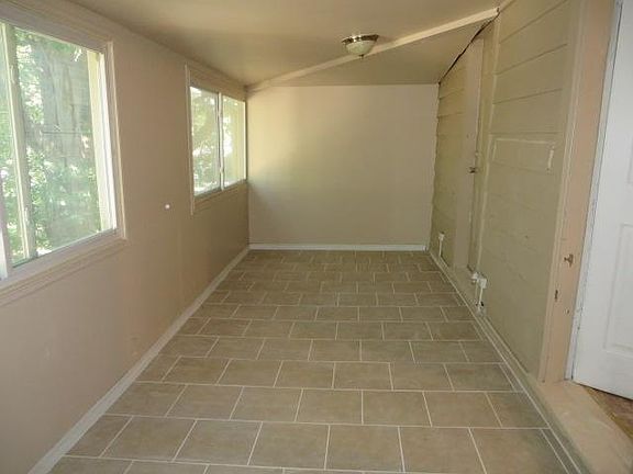 Sunroom/ Utility Room w W&D Hookups