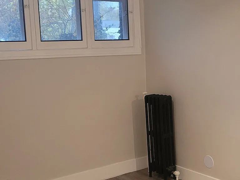 Pollyanna Apartments — Photo 9