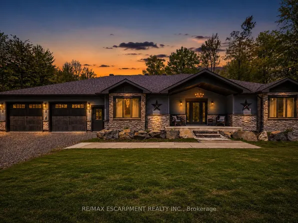 1068 Xavier St, Gravenhurst, ON P0E 1G0