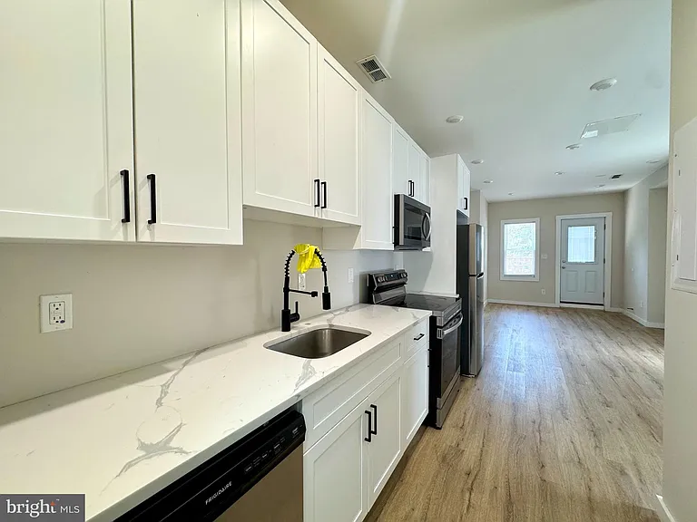 255 S 44th St #2 — Photo 6
