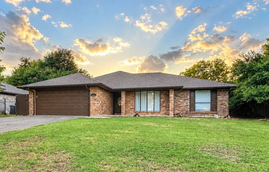 3 bed, 2.0 bath, 1684 sqft, $2,045 — Photo 1