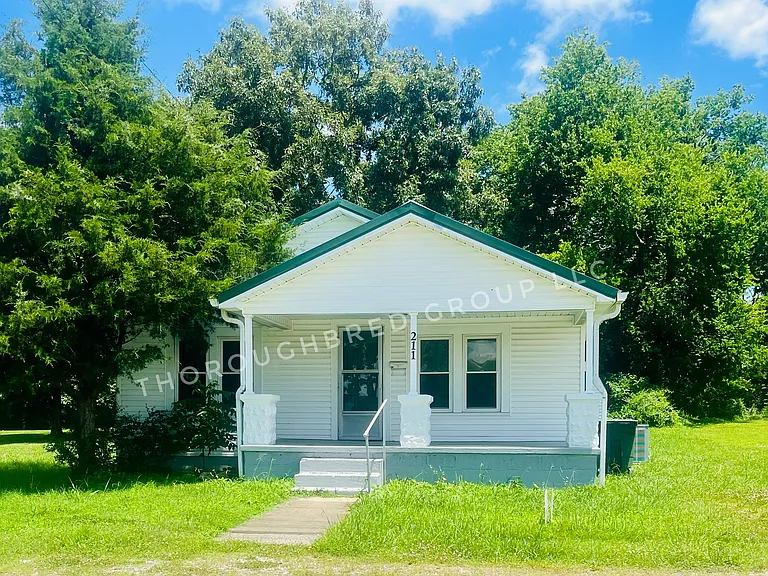 211 Cedar St — Photo 1