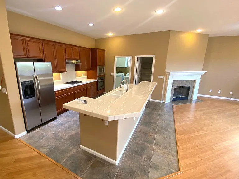2527 Elliott St — Photo 4