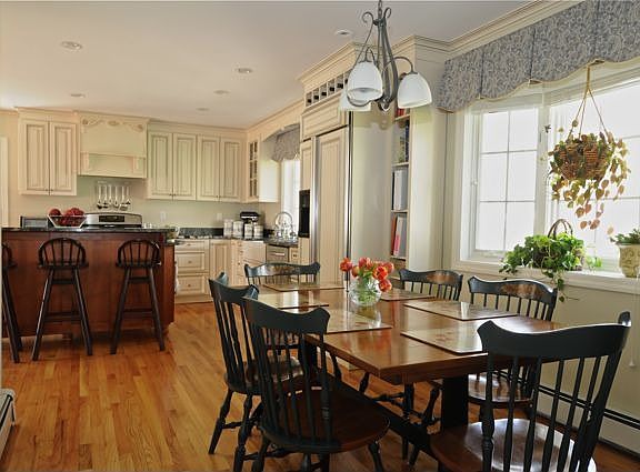 3rd image of 61 Braeburn Dr