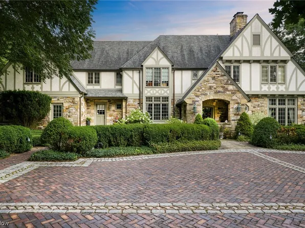 3755 Som Center Rd, Moreland Hills, OH 44022