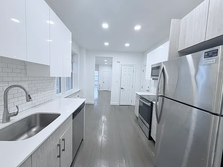 31 Temple St #4R — Photo 6