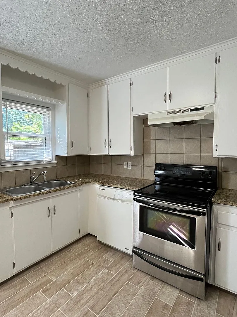3 bedroom near Riverside Parks Trail!! — Photo 4