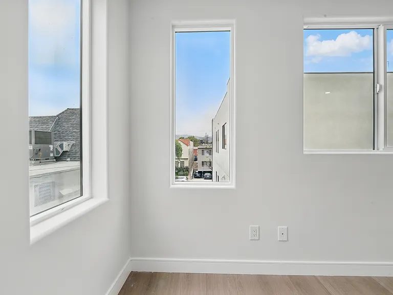 8236 1/2 Blackburn Ave — Photo 19