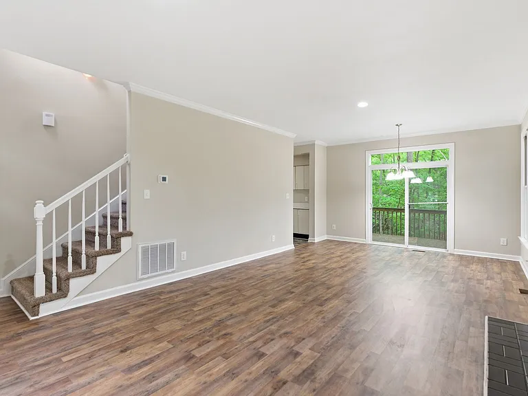 102 Markham Dr — Photo 7