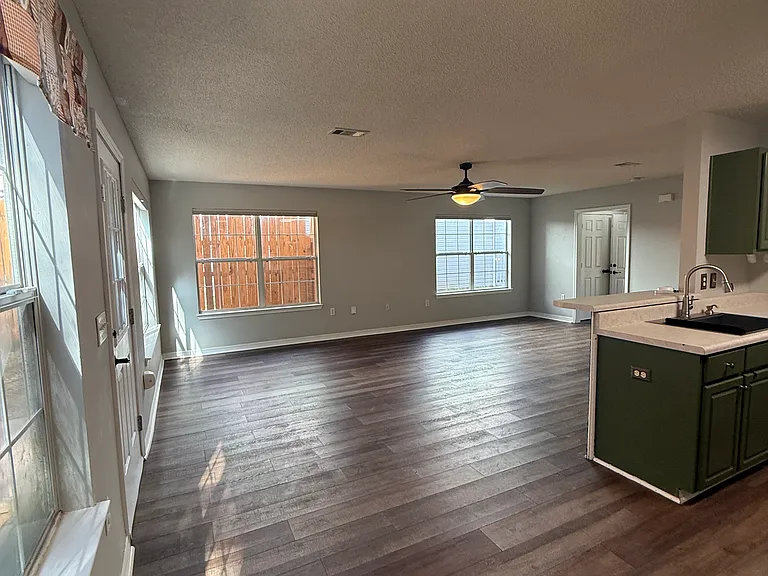 5153 Victoria Dr — Photo 16