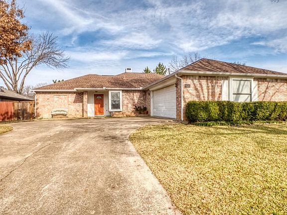 3rd image of 2224 Woodview Dr