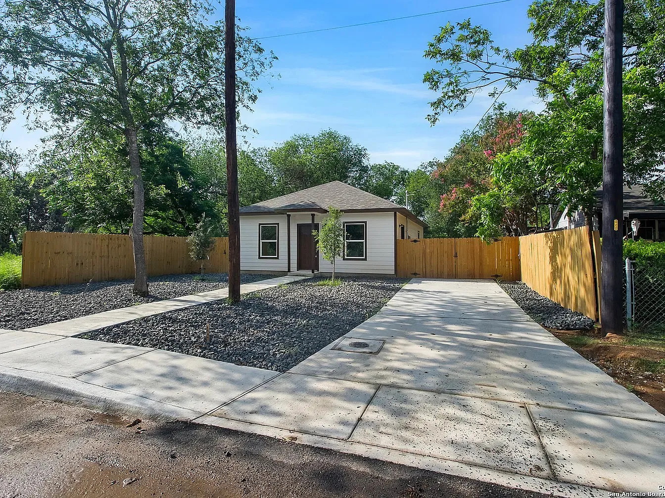 3 bed, 1000 sqft, $1,570 — Photo 2